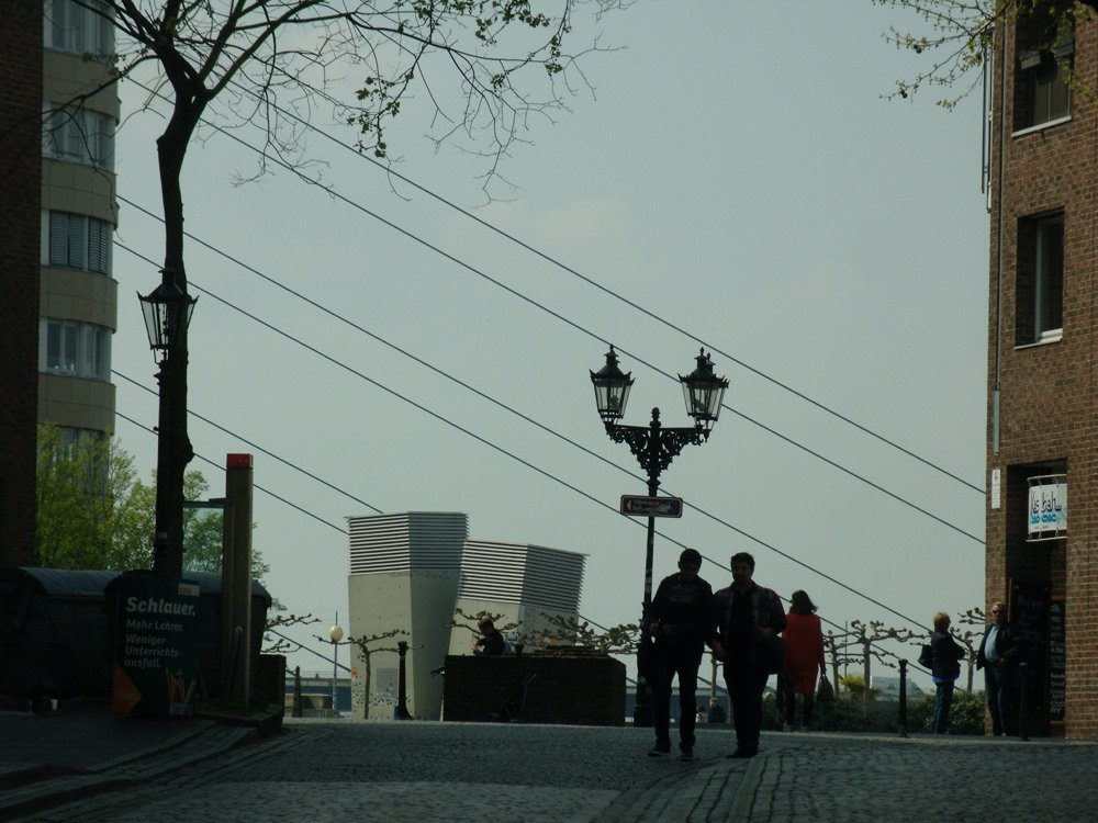 dus-tl-acneuss-expatexperiences-4 Street scene with lantern and people