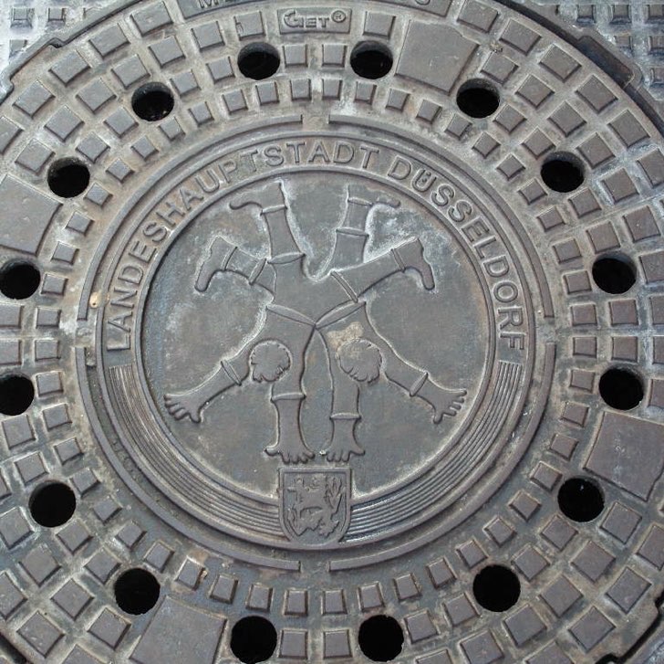 dus-tl-ctytopics-facts-1a Drain cover with emblem
