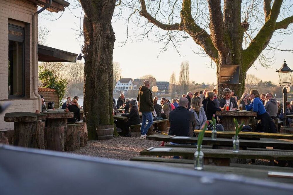dus-ttd-goingout-beergarden-burghof-1 Beer garden with guests
