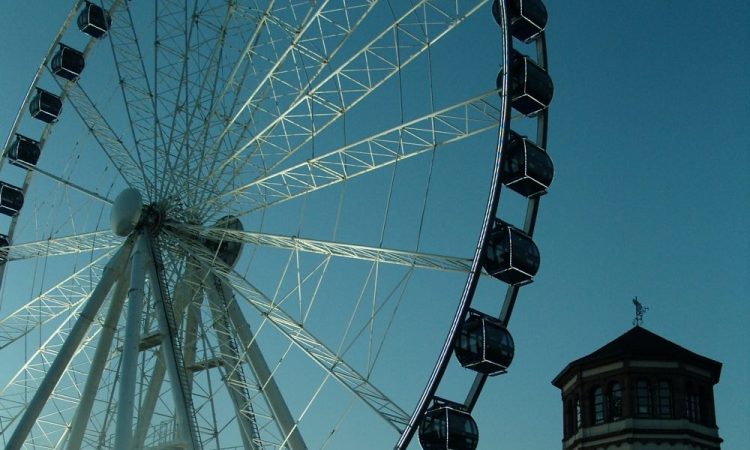 Big wheel, ferris wheel and sky